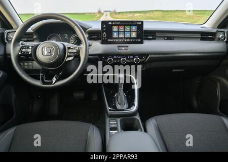 Puck, Polonia - 16 aprile 2023: Accessori interni di Honda HR-V Hybrid Foto Stock