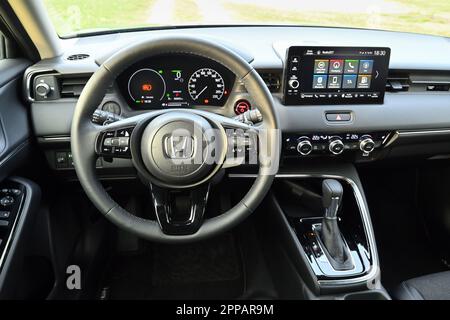 Puck, Polonia - 16 aprile 2023: Accessori interni di Honda HR-V Hybrid Foto Stock