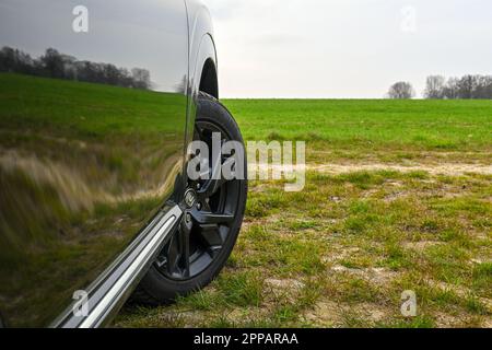 Puck, Polonia - 16 aprile 2023: Primo piano sulla ruota anteriore di una vettura su una strada di campagna. Vista laterale posteriore della Honda HR-V. Foto Stock