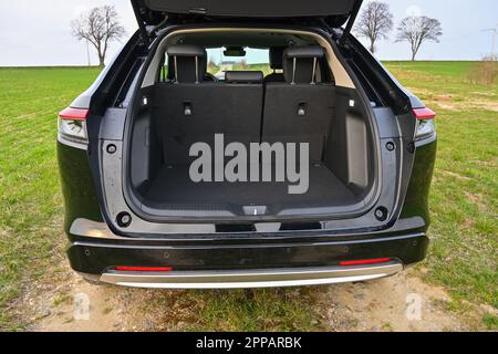 Puck, Polonia - 16 aprile 2023: Honda HR-V ibrido con vano bagagli aperto Foto Stock
