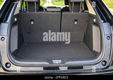 Puck, Polonia - 16 aprile 2023: Honda HR-V ibrido con vano bagagli aperto Foto Stock