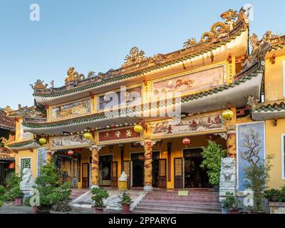 Il tempio di Phap Bao a Hoi An, provincia di Quang Nam, Vietnam. La città vecchia di Hoi An è un sito patrimonio dell'umanità, ed è famosa per il suo edificio ben conservato Foto Stock