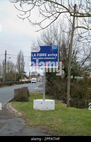 La fibra arriva nella tua comunità. Installazione a banda larga in fibra ottica. La Vendee France . Febbraio 2023 Foto Stock