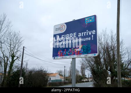 La fibra arriva nella tua comunità. Installazione a banda larga in fibra ottica. La Vendee France . Febbraio 2023 Foto Stock