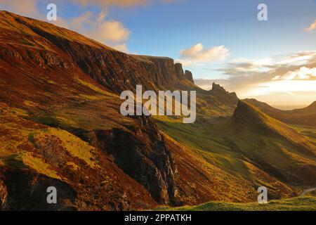 Luce del sole mattutina sul Quiraing, Isola di Skye, Scozia, Regno Unito. Foto Stock