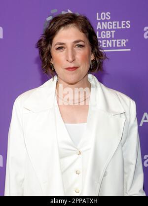 LOS ANGELES, CA - 22 APRILE: Mayim Bialik al Los Angeles LGBT Center Gala 2023 al Fairmont Century Plaza di Los Angeles, California, il 22 aprile 2023. Credito: Faye Sadou/MediaPunch Foto Stock