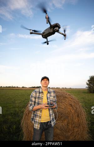 Il coltivatore controlla il drone. Agricoltura intelligente e agricoltura di precisione. Foto di alta qualità Foto Stock