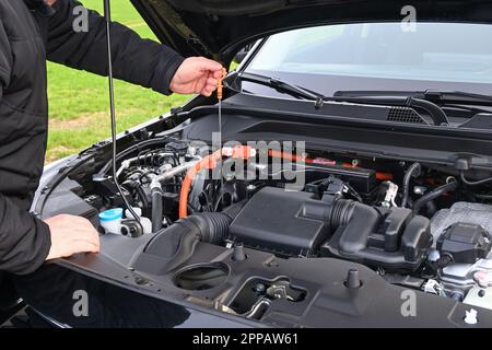 Puck, Polonia - 16 aprile 2023: Un uomo che controlla il livello dell'olio motore in una Honda HR-V. Foto Stock