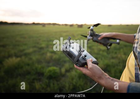 Il coltivatore controlla il drone. Agricoltura intelligente e agricoltura di precisione. Foto di alta qualità Foto Stock