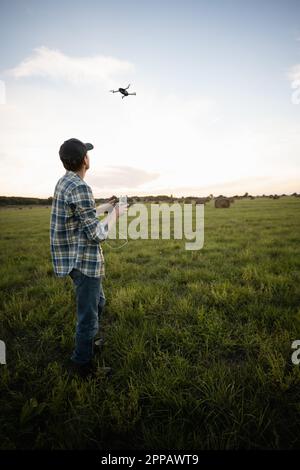 Il coltivatore controlla il drone. Agricoltura intelligente e agricoltura di precisione. Foto di alta qualità Foto Stock