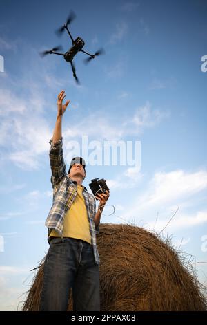 Il coltivatore controlla il drone. Agricoltura intelligente e agricoltura di precisione. Foto di alta qualità Foto Stock