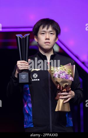 Macao, Cina. 23rd Apr, 2023. La medaglia d'oro Wang Chuqin della Cina si pone con il trofeo durante la cerimonia di premiazione dopo la finale maschile di single contro il suo compagno di squadra ma Long al WTT Champions Macao 2023 a Macao, nel sud della Cina, il 23 aprile 2023. Credit: Cheong Kam Ka/Xinhua/Alamy Live News Foto Stock