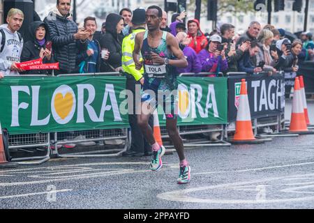 Londra Regno Unito. 23 aprile 2023. TAMIRAT TOLA( ETH) che corre alla TCS London Marathon. Credit: amer Ghazzal/Alamy Live News Foto Stock