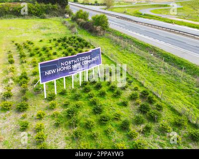 Grande nuovo segno di sviluppo della casa visto in un campo adiacente ad un modo a doppia carrozza Cambridgeshire. Foto Stock