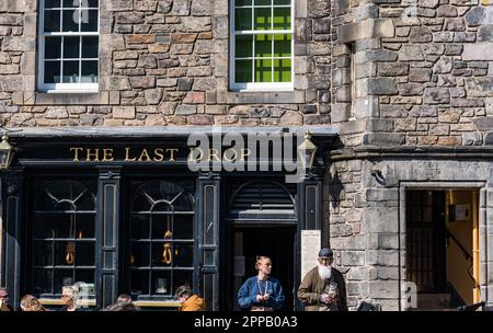 Persone che bevono fuori dal pub Last Drop, Grassmarket, Edimburgo, Scozia, Regno Unito Foto Stock