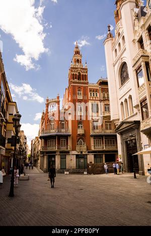 Badajoz, Spagna - 24 giugno 2022: Torre Giralda in Plaza de Soledad a Badajoz (Spagna) Foto Stock