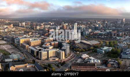 Una vista panoramica aerea dello skyline di Leeds con architettura moderna e blocchi di appartamenti nell'area di Holbeck bagnata dal sole della mattina presto Foto Stock