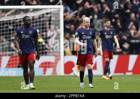 EINDHOVEN - (lr) Brian Brobbey di Ajax, Davy Klaassen di Ajax, Florian Grillitsch di Ajax durante la partita della prima lega olandese tra PSV Eindhoven e Ajax Amsterdam allo stadio Phillips il 23 aprile 2023 a Eindhoven, Paesi Bassi. ANP MAURICE VAN PIETRA Foto Stock