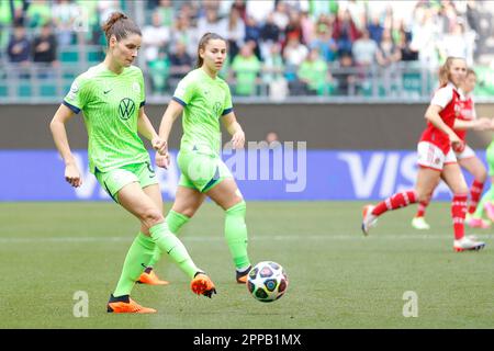 Wolfsburg, Germania. 23rd Apr, 2023. Dominique Janssen di VfL Wolfsburg passa la palla il 23 aprile 2023 alla Volkswagen Arena, Wolfsburg, Germania. Durante la partita tra VfL Wolfsburg Vs Arsenal, semifinale, Women Champions League (prima tappa). ( Credit: Iñaki Esnaola/Alamy Live News Foto Stock