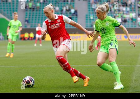 Wolfsburg, Germania. 23rd Apr, 2023. Stina Blackstenius dell'Arsenal corre con la palla coperta da Kathrin-Julia Hendrich di VfL Wolfsburg il 23 aprile 2023 alla Volkswagen Arena, Wolfsburg, Germania. Durante la partita tra VfL Wolfsburg Vs Arsenal, semifinale, Women Champions League (prima tappa). ( Credit: Iñaki Esnaola/Alamy Live News Foto Stock