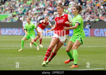 Wolfsburg, Germania. 23rd Apr, 2023. Jennifer Beattie dell'Arsenal e Dominique Janssen di VfL Wolfsburg in attesa del calcio d'angolo. Svenja Huth (Capitano) di VfL Wolfsburg sul retro in attesa della palla anche il 23 aprile 2023 alla Volkswagen Arena, Wolfsburg, Germania. Durante la partita tra VfL Wolfsburg Vs Arsenal, semifinale, Women Champions League (prima tappa). ( Credit: Iñaki Esnaola/Alamy Live News Foto Stock