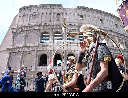 Roma, Italia. 23rd Apr, 2023. Gli artisti partecipano a una sfilata per celebrare il 76th° compleanno di Roma a Roma, capitale d'Italia, 23 aprile 2023. La città di Roma si è girata 2.776 venerdì dopo la sua fondazione da parte di Romolo il 21 aprile 753 a.C. Credit: Alberto Lingria/Xinhua/Alamy Live News Foto Stock