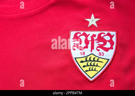 Uhingen, Baden-Württemberg, Germania - 23 Aprile 2023:emblema VfB Stuttgart su maglia rossa. Foto Stock