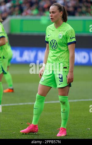 Wolfsburg, Germania. 23rd Apr, 2023. Ewa Pajor di VfL Wolfsburg in attesa di un calcio d'angolo il 23 aprile 2023 alla Volkswagen Arena, Wolfsburg, Germania. Durante la partita tra VfL Wolfsburg Vs Arsenal, semifinale, Women Champions League (prima tappa). ( Credit: Iñaki Esnaola/Alamy Live News Foto Stock