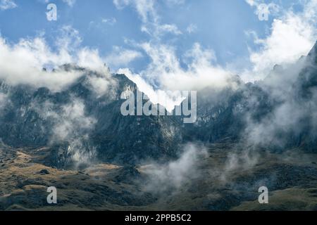 Il percorso Inca da Cusco a Machu Picchu con le nuvole che circondano le montagne e il chiaro percorso per gli escursionisti Foto Stock