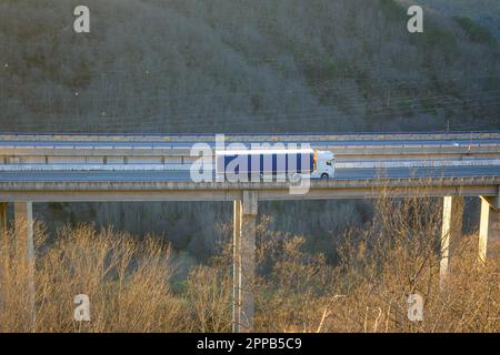 Autocarro circolante su strada viadotto ponte trasporto su strada Foto Stock