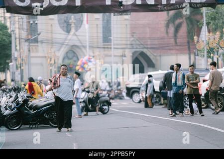 I musulmani indonesiani stanno tornando a casa dopo aver fatto il culto di Sholat IED o Eid Mubarak in via Kayoetangan con sfondo sfocato Foto Stock