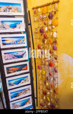 Dipinti con scene tradizionali di Santorini in mostra a Pyrgos Kallistis. I suoi vicoli scoscesi e medievali ospitano enoteche, taverne, gallerie, Foto Stock