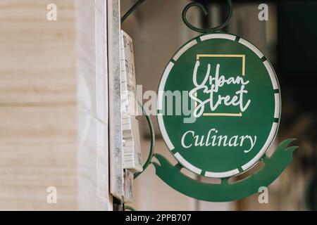 Lettera con segnaletica verde con testo "Urban Street Culinary" Foto Stock