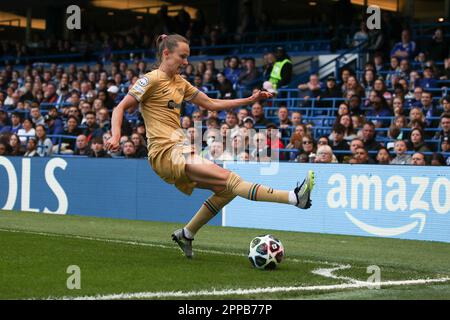 Londra, Regno Unito. 23rd Apr, 2023. Caroline Graham Hansen di Barcellona Women mantiene la palla in gioco durante la partita di prima tappa della Womens Champions League semi Final tra Chelsea Women e Barcelona Femenino a Stamford Bridge, Londra, Inghilterra il 22 aprile 2023. Foto di Ken Sparks. Solo per uso editoriale, licenza richiesta per uso commerciale. Non è utilizzabile nelle scommesse, nei giochi o nelle pubblicazioni di un singolo club/campionato/giocatore. Credit: UK Sports Pics Ltd/Alamy Live News Foto Stock
