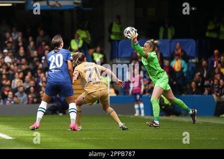 Londra, Regno Unito. 23rd Apr, 2023. Il portiere delle donne di Barcellona Sandra Pa-os raccoglie una croce durante la partita di prima tappa della semifinale della Womens Champions League tra le donne di Chelsea e il Barcellona Femenino a Stamford Bridge, Londra, Inghilterra il 22 aprile 2023. Foto di Ken Sparks. Solo per uso editoriale, licenza richiesta per uso commerciale. Non è utilizzabile nelle scommesse, nei giochi o nelle pubblicazioni di un singolo club/campionato/giocatore. Credit: UK Sports Pics Ltd/Alamy Live News Foto Stock