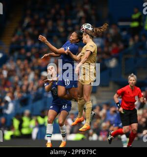 Londra, Regno Unito. 23rd Apr, 2023. Caroline Graham Hansen di Barcellona Women vince un header durante la Semifinale della Womens Champions League tra Chelsea Women e Barcelona Femenino a Stamford Bridge, Londra, Inghilterra il 22 aprile 2023. Photo by Ken Sparks.in Action solo per uso editoriale, è richiesta una licenza per uso commerciale. Non è utilizzabile nelle scommesse, nei giochi o nelle pubblicazioni di un singolo club/campionato/giocatore. Credit: UK Sports Pics Ltd/Alamy Live News Foto Stock