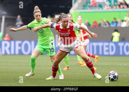 Wolfsburg, Germania. 23rd Apr, 2023. Katie McCabe (capitano) dell'Arsenal corre con la palla coperta da Svenja Huth (capitano) di VfL Wolfsburg il 23 aprile 2023 alla Volkswagen Arena, Wolfsburg, Germania. Durante la partita tra VfL Wolfsburg Vs Arsenal, semifinale, Women Champions League (prima tappa). ( Credit: Iñaki Esnaola/Alamy Live News Foto Stock