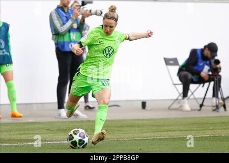 Wolfsburg, Germania. 23rd Apr, 2023. Svenja Huth (Capitano) di VfL Wolfsburg spara la palla il 23 aprile 2023 alla Volkswagen Arena di Wolfsburg, Germania. Durante la partita tra VfL Wolfsburg Vs Arsenal, semifinale, Women Champions League (prima tappa). ( Credit: Iñaki Esnaola/Alamy Live News Foto Stock