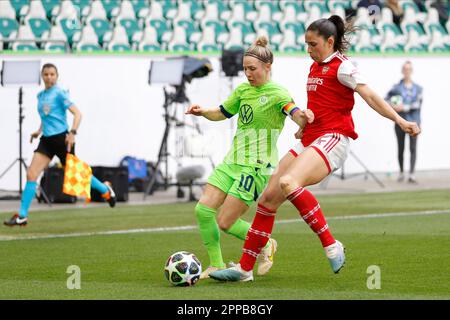 Wolfsburg, Germania. 23rd Apr, 2023. Svenja Huth (Capitano) di VfL Wolfsburg corre con la palla coperta da Rafaelle Souza dall'Arsenale il 23 aprile 2023 alla Volkswagen Arena, Wolfsburg, Germania. Durante la partita tra VfL Wolfsburg Vs Arsenal, semifinale, Women Champions League (prima tappa). ( Credit: Iñaki Esnaola/Alamy Live News Foto Stock