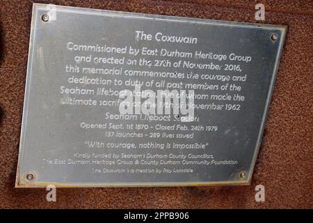 Targa sulla base del coxswain con dettagli del coxswain a Seaham Harbour, un memoriale per gli equipaggi Lifeboat di Seaham, statua di Roy Lonsdale. Foto Stock