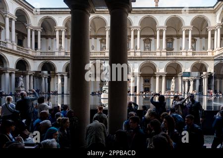 Milano, Italia. 22nd Apr, 2023. Fuorisalone Milano design week - una panoramica generale dell'installazione "Salute attraverso l'acqua" del produttore tedesco Grohe Spa presso la Pinacoteca di Brera, nel distretto di Brera. Credit: MAURO DALLA POZZA/Alamy Live News Foto Stock