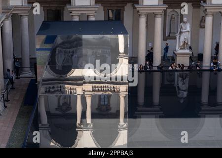 Milano, Italia. 22nd Apr, 2023. Fuorisalone Milano design week - una panoramica generale dell'installazione "Salute attraverso l'acqua" del produttore tedesco Grohe Spa presso la Pinacoteca di Brera, nel distretto di Brera. Credit: MAURO DALLA POZZA/Alamy Live News Foto Stock