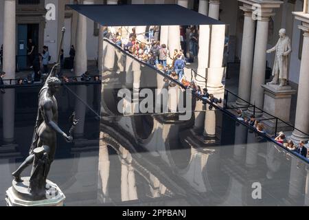 Milano, Italia. 22nd Apr, 2023. Fuorisalone Milano design week - una panoramica generale dell'installazione "Salute attraverso l'acqua" del produttore tedesco Grohe Spa presso la Pinacoteca di Brera, nel distretto di Brera. Credit: MAURO DALLA POZZA/Alamy Live News Foto Stock