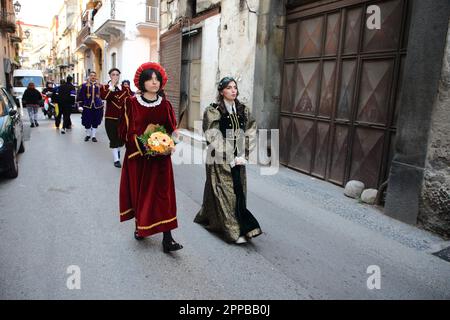 Pagani, Salerno, Italia. 22nd Apr, 2023. Visti uomini e donne, ragazzi e ragazze in costume antico fare una parata storica attraverso le strade della città nei giorni della festa di nostra Signora delle galline. In questa processione si ricordava il pellegrinaggio segreto alla Madonna delle Galline della principessa salernitana Donna Sabella. (Credit Image: © Pasquale Senatore/Pacific Press via ZUMA Press Wire) SOLO PER USO EDITORIALE! Non per USO commerciale! Foto Stock