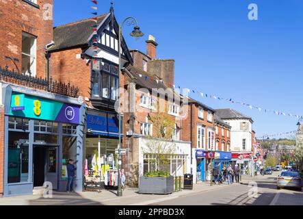 Leek Staffordshire Negozi e commerci su Derby Street nella città mercato di Leek Staffordshire Inghilterra Regno Unito GB Europa Inghilterra Regno Unito GB Europa Foto Stock