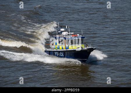 London Thames River Police motoscafo Aprile 2023 la polizia del Tamigi fu costituita nel 1800 per combattere il furto e il saccheggio di navi ancorate al Poo Foto Stock