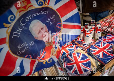 Memorabilia di re Charles III incoronazione in vendita aprile-maggio 2023 Bandiere commemorative di incoronazione e bunting per la vendita prima dell'incoronazione su un Saf Foto Stock