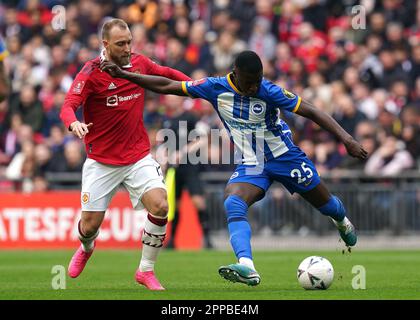 Christian Eriksen (a sinistra) del Manchester United e Brighton e Hove Albion's Moises Caicedo combattono per la palla durante la semifinale della Emirates fa Cup al Wembley Stadium, Londra. Data immagine: Domenica 23 aprile 2023. Foto Stock