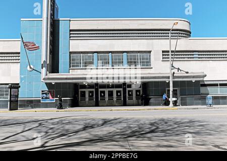 Inaugurato nel 1948, la stazione centrale degli autobus Greyhound di Cleveland, progettata dall'architetto William Strudwick Arrasmith, è diventata un capolavoro architettonico iconico che riflette l'architettura modernista. La stazione, situata su Chester Avenue, è appena ad est del centro cittadino e offre accesso alla crescente popolazione del centro. Foto Stock