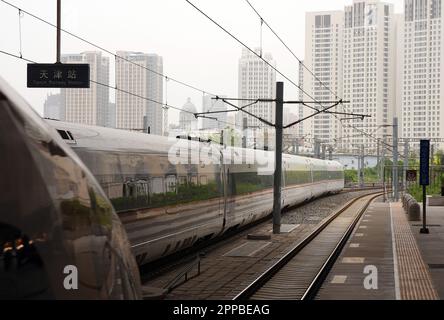 Tianjin, Cina. 14th Apr, 2023. Due treni ad alta velocità in stazione. Credit: Soeren Stache/dpa/Alamy Live News Foto Stock